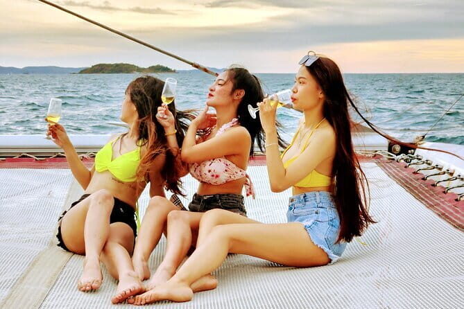 Exclusive Squid Fishing on Chic Floating Café from Pattaya - Squid and Fish Fishing With Included Gear and Live Bait