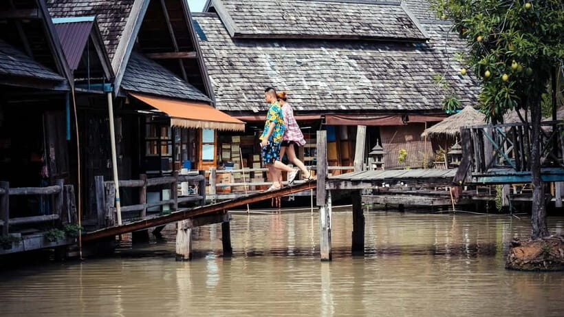 Pattaya: Floating Market Tour with Hotel Transfer & Guide - Floating stalls on wooden boats: the shopping style that works